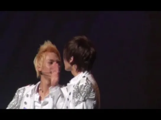 [FANCAM] 12.12.2010 HyunSeung @ Welcome to B2ST Airline Concert