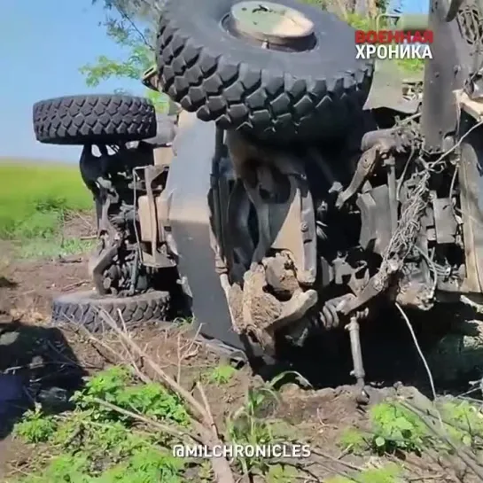 Перевёрнутые и повреждённые попаданием артиллерии бронеавтомобили Oshkosh M-ATV и BMC Kirpi