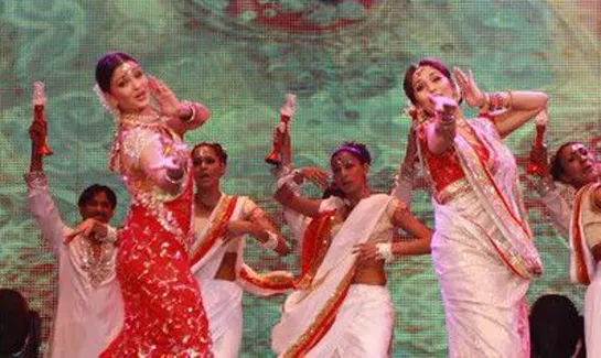 Madhuri Dixit and Aishwarya Rai Bachchan performance The Unforgettable Tour 2008