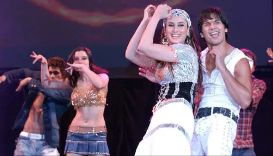 Kareena Kapoor and Shahid Kapoor performance 2006