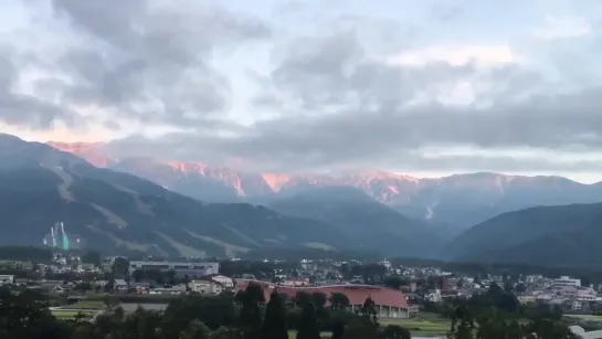 日の出時間の北アルプス後立山連峰_sunrise_over_mountains__白馬のホテルの窓より_sparkles__- りりあ2017夏旅 https___t.co_WjethnLbma ( MQ )