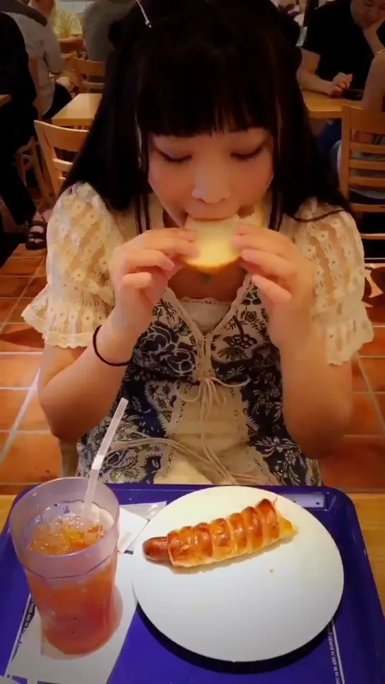 また勝手にスマホ奪われて撮られたwwwwwwwww_めっちゃ自分の食べてる姿無心なんだけどwwwwwwww_パンくずついてるしwwwwww https___t. ( MQ )