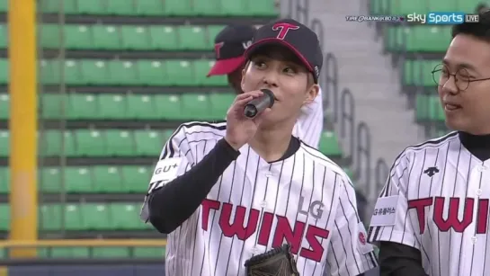 [VIDEO] 170406 Xiumin @ LG Twins & Samsung Lions Baseball Game