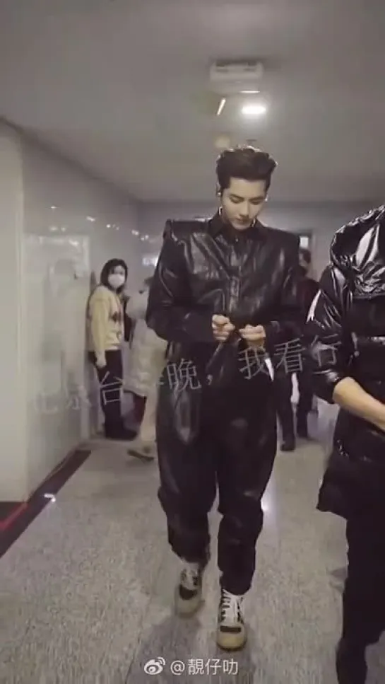 [FANCAM] 210210 Kris Wu @ BRTV Spring Festive Gala (behind the scenes)