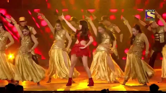 Saki Saki Girl, Nora Fatehi's Sizzling Performance ¦ Umang 2020