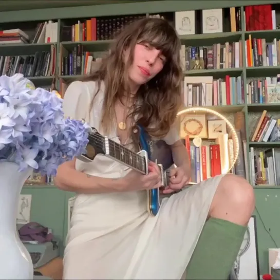 Lou Doillon - Isobel (Bjork cover) - live from quarantine (2020)