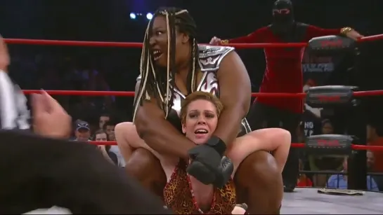 Taylor Wilde & Roxxi vs Raisha Saeed & Awesome Kong