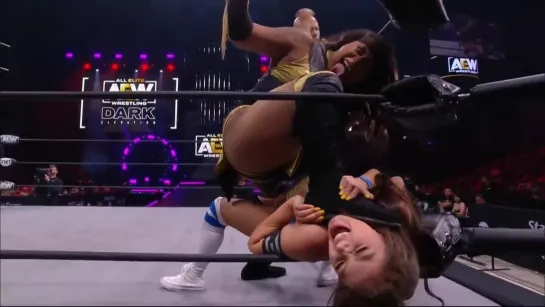 Nyla Rose (w/Vickie Guerrero) vs Skye Blue