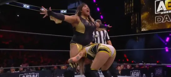 Nyla Rose (w/Vickie Guerrero) vs Tina San Antonio