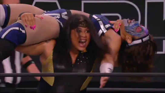 Nyla Rose (w/Vickie Guerrero) vs Holidead