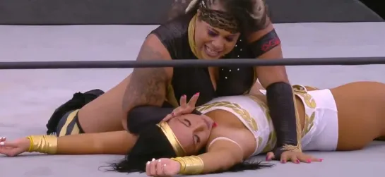 Nyla Rose (w/Vickie Guerrero) vs Megan Bayne