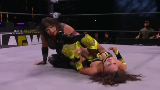 Nyla Rose (w/Vickie Guerrero) vs Leila Grey