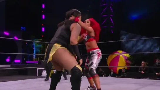 Nyla Rose (w/Vickie Guerrero) vs Miranda Alize