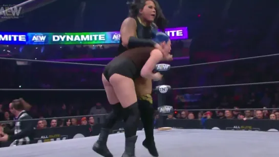 Nyla Rose vs Leva Bates (w/Peter Avalon)