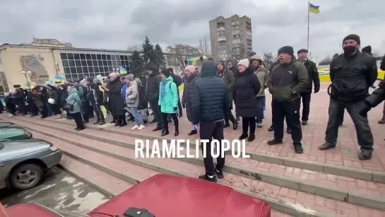 В Мелитополе сторонники украинской власти обвиняет в предательстве тех, кто получает гуманитарку от РФ