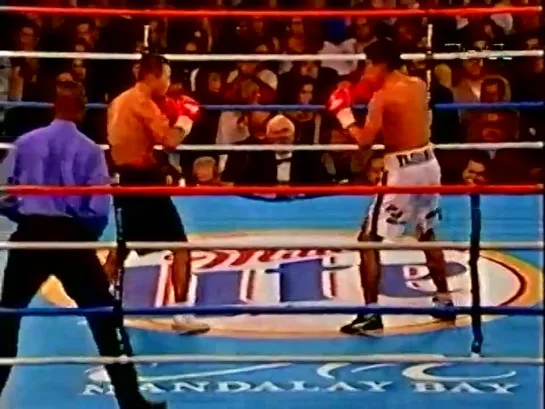 2002-11-16 Erik Morales vs Paulie Ayala (vacant WBC Featherweight Title)