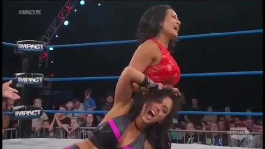 Gail Kim (w/Lei'D Tapa) vs Laura Dennis