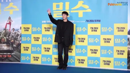 이승기(LeeSeungGi), 반가운 미소~ 깔끔한 올블랙 패션(밀수 VIP포토월) #Newsen