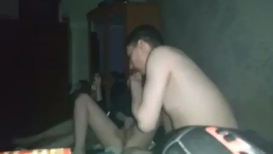 Секс на вписке (amateur sex drunk teens threesome)