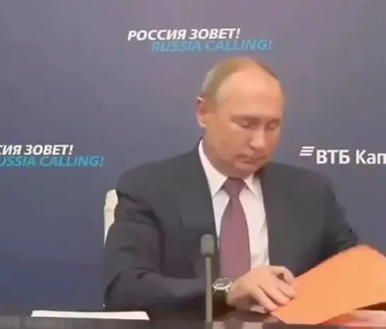 Путин делает вид, что работает [NR]