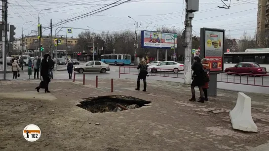 В Волгограде у остановки образовался огромный провал