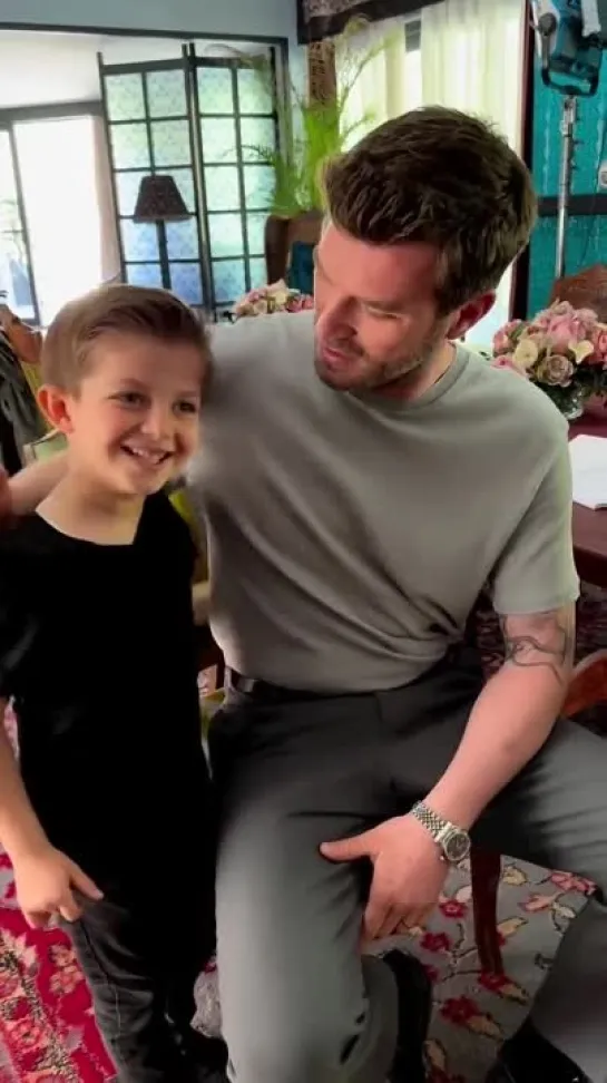 HEART-Melting Mo! - Sweet Emir Kaymakçı and KıvançTatlıtuğ backstage. - Pinch those cheeks! - Aile ~ l o v e~