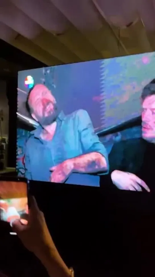 aile cast and crew celebrating kivançtatlituğ kivanctatlitug