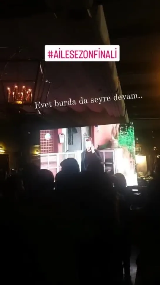 Ekibin yükseldiği sahneye bakın Aile