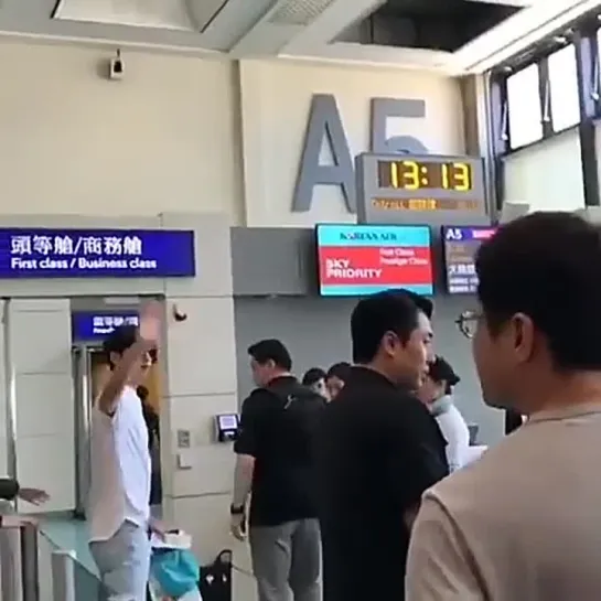 2. 2018.06.25 Gong yoo at airport heading back to Korea