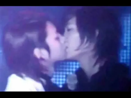 HeeChul kisses