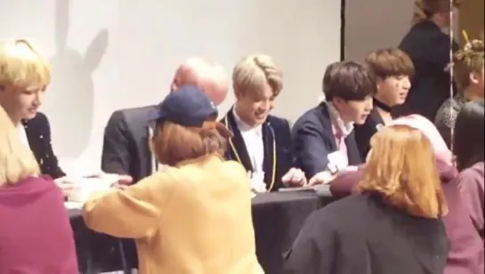 161106 Gimpo Fansign   Jimin scaring Ji...ach twice (480p)