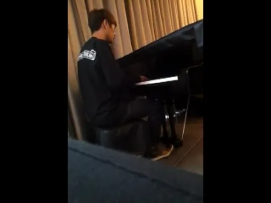 [SELFCAM] 24.10.2011 DooJoon playing piano @ YoSeob's Twitter