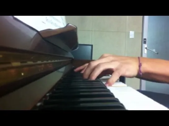 [SELFCAM] 18.10.2011 DongWoon playing piano @ DongWoon's Twitter