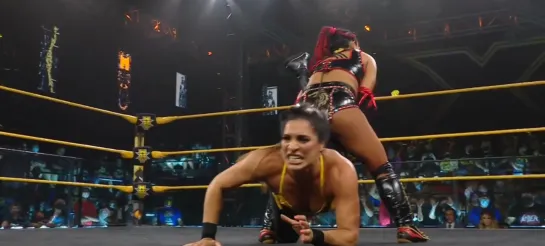 Raquel Gonzalez (w/Dakota Kai) vs Xia Li (NXT Women's title)