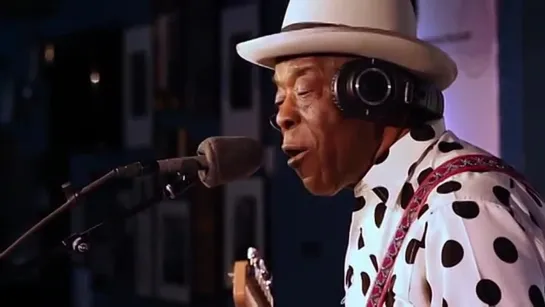 Skin Deep featuring Buddy Guy - Playing For Change - Song Across the USA