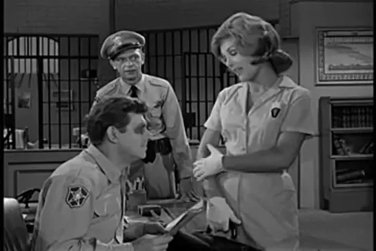 Шоу Энди Гриффита / The Andy Griffith Show, (1960–1968) сезон 3 серия 6  / s03e06-barney-mends-a-broken-heart