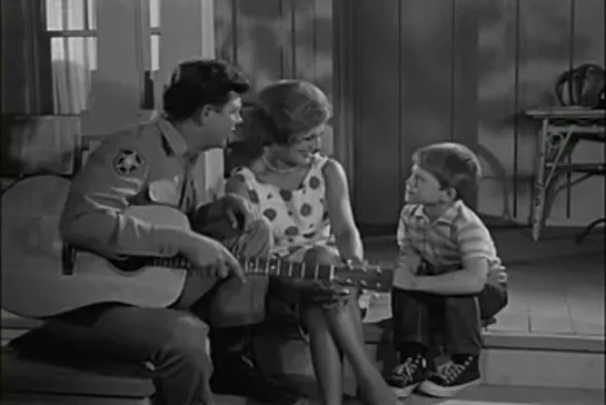 Шоу Энди Гриффита / The Andy Griffith Show, (1960–1968) сезон 3 серия 4  / s03e04-andy-and-opie-bachelors