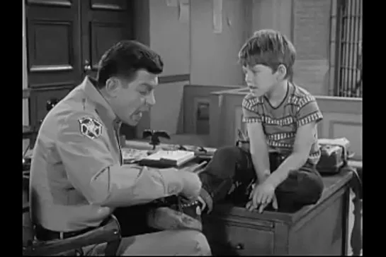 Шоу Энди Гриффита  / The Andy Griffith Show, (1960–1968) сезон 1 серия 32 / s01e32-bringing-up-opie.ia