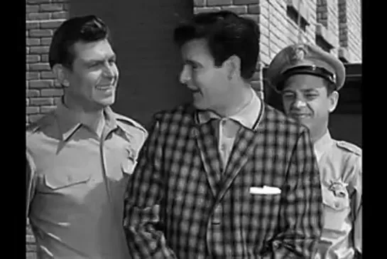 Шоу Энди Гриффита  / The Andy Griffith Show, (1960–1968) сезон 1 серия 31 / s01e31-the-guitar-player-returns.ia