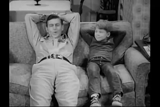 Шоу Энди Гриффита  / The Andy Griffith Show, (1960–1968) сезон 1 серия 23 / s01e23-andy-and-opie-housekeepers.ia