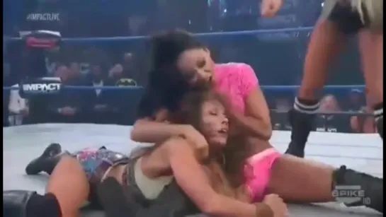 Mickie James vs Gail Kim