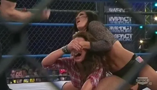 Mickie James vs Madison Rayne(w/Gail Kim)