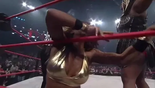 Awesome Kong(w/Raisha Saeed) vs Sojournor Bolt(TNA Women's Knockout title)