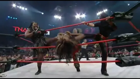 Sojournor Bolt & Rhaka Khan vs Raisha Saeed & Awesome Kong