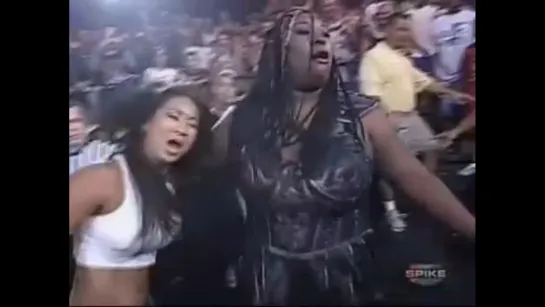 Awesome Kong(w/Raisha Saeed) vs Gail Kim