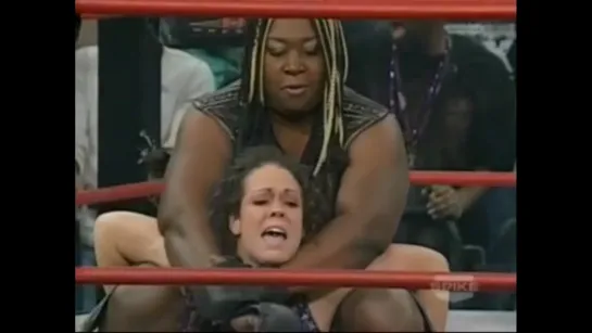 Awesome Kong (w/Raisha Saeed) vs Roxxi Laveaux (TNA Kmockouts title)