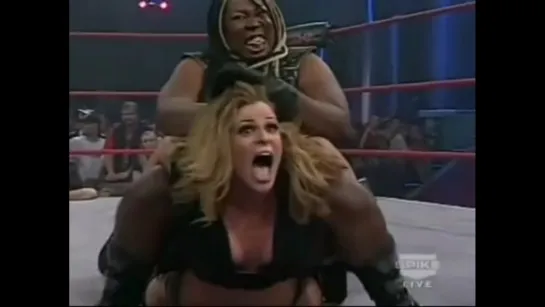 Awesome Kong (w/Raisha Saeed) vs ODB (TNA Knockouts title)