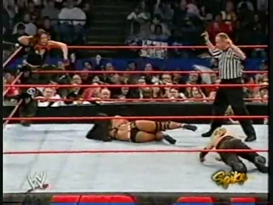 Lita & Victoria vs Trish Stratus(c) & Molly Holly(WWE Raw 29.11.2004)