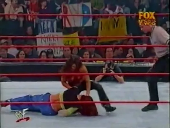 Lita vs Ivory(WWF Raw Is War 05.11.2001)