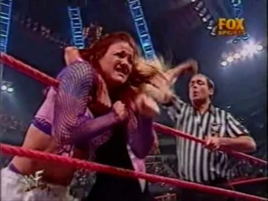 Lita vs Mighty Molly(WWF Raw Is War 08.10.2001)